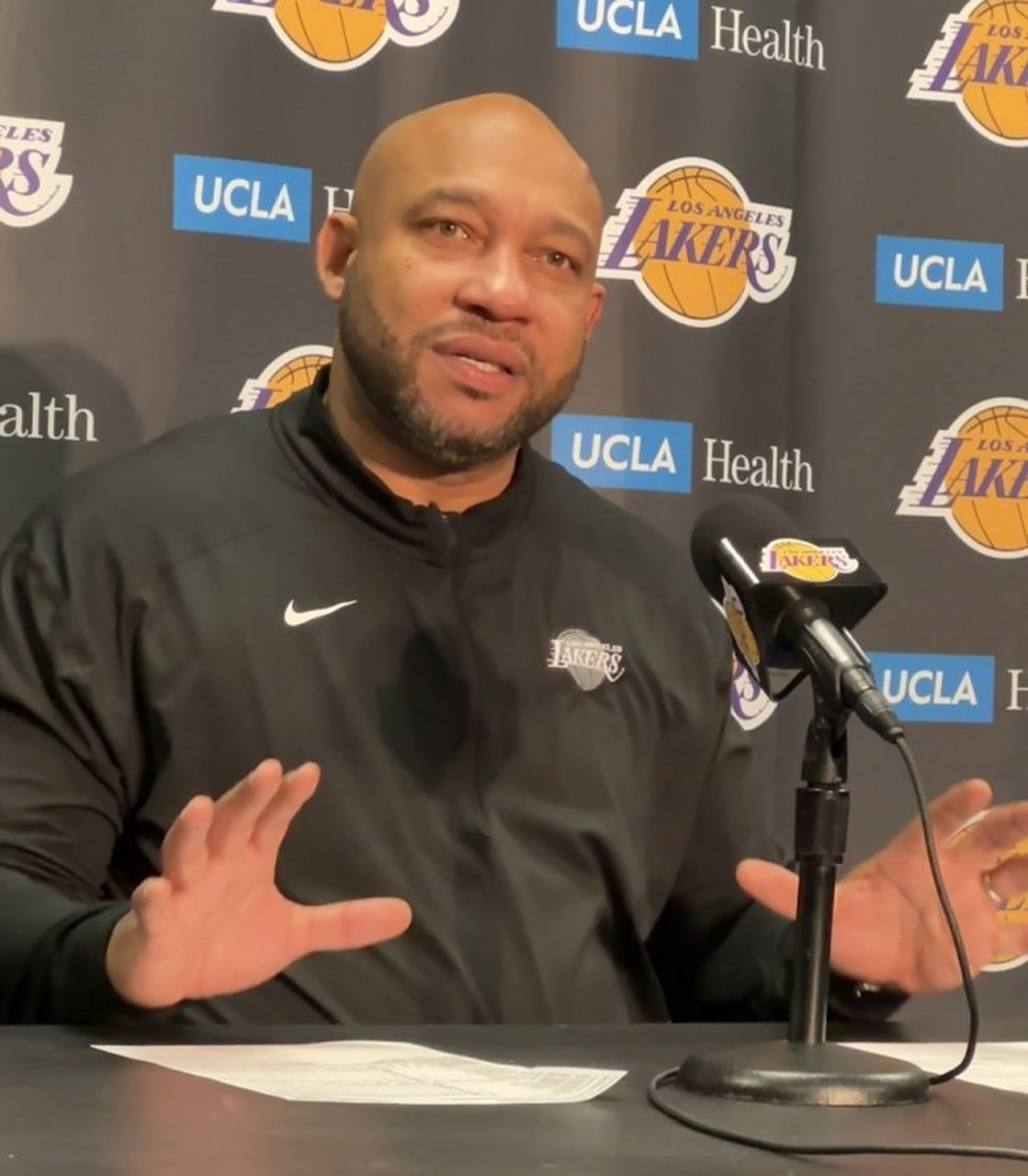 篮网鏖战美国男篮,贝弗利送出助攻 篮网鏖战美国男篮,贝弗利送出助攻