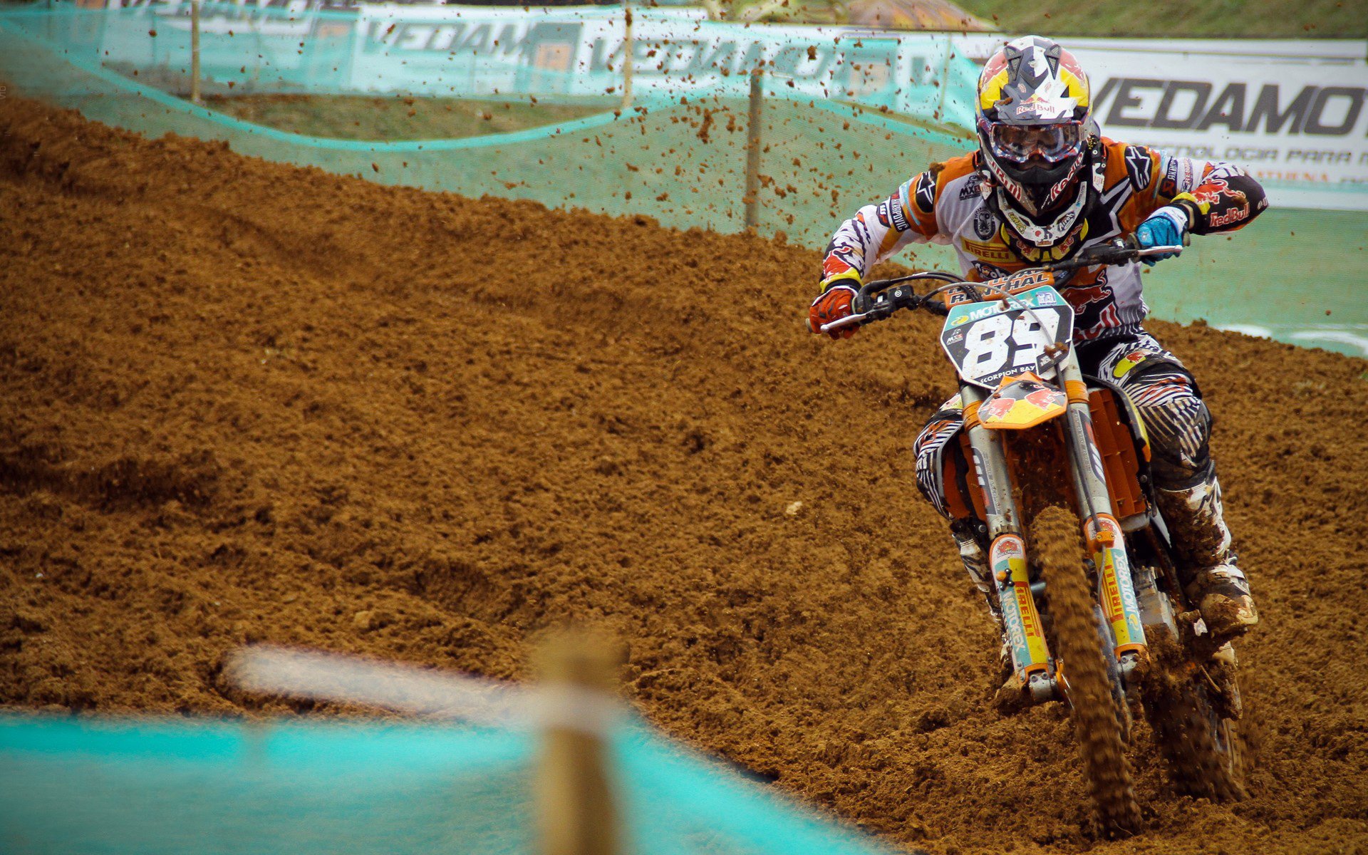 赛道与球场，爱德华兹的双重接管之夜